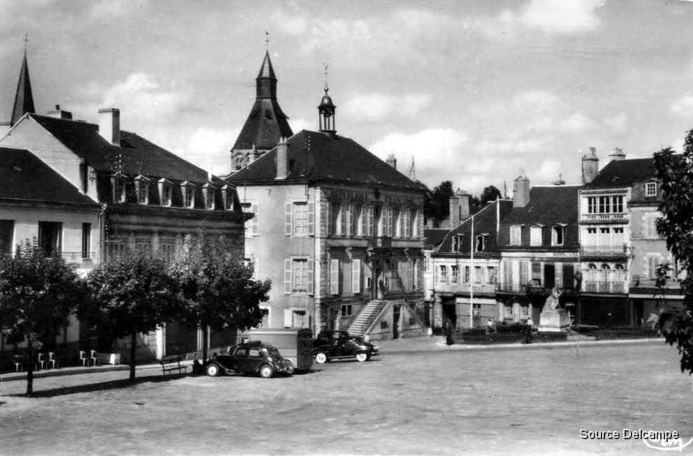 58 La Charite sur Loire Place du General de Gaulle.jpg